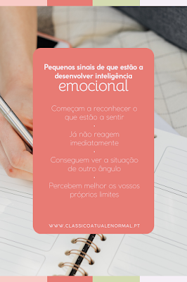 Infográfico vertical com tons de salmão e bege. No centro, sobre um fundo salmão de cantos arredondados, lê-se o título em branco: "Pequenos sinais de que estão a desenvolver inteligência emocional". Abaixo, uma lista de quatro pontos: "Começam a reconhecer o que estão a sentir", "Já não reagem imediatamente", "Conseguem ver a situação de outro ângulo" e "Percebem melhor os vossos próprios limites". No fundo da imagem, vê-se desfocada uma mão a segurar uma caneta prateada sobre um caderno de planeamento.