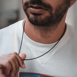 Colar masculino preto minimalista em detalhe