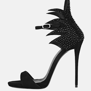 Stiletto preto de salto alto fino, com tiras frontais simples e detalhe traseiro em formato de asas com aplicações brilhantes, ideal para looks sofisticados e ousados. Stiletto Preto com Detalhes: ousadia e sofisticação