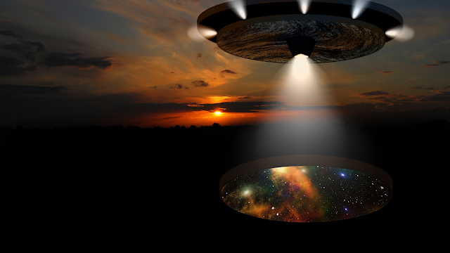 Ilustração digital de um objeto voador não identificado (OVNI) circular pairando no céu durante um pôr do sol alaranjado. A nave projeta um feixe de luz branca intenso para baixo, revelando no solo um portal circular que mostra o espaço sideral, com estrelas e nebulosas coloridas, contrastando com a silhueta escura da paisagem terrestre.