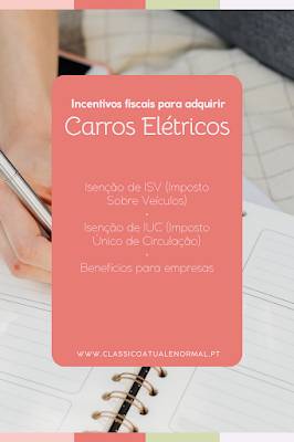 Guia Rápido: Incentivos Fiscais para Carros Elétricos em Portugal Infográfico com fundo rosa coral sobreposto à imagem de uma mão escrevendo em um caderno de planejamento. O texto destaca 'Incentivos fiscais para adquirir Carros Elétricos' e lista três benefícios principais: Isenção de ISV (Imposto Sobre Veículos), Isenção de IUC (Imposto Único de Circulação) e Benefícios para empresas. Na parte inferior, consta o site www.classicoatualenormal.pt.