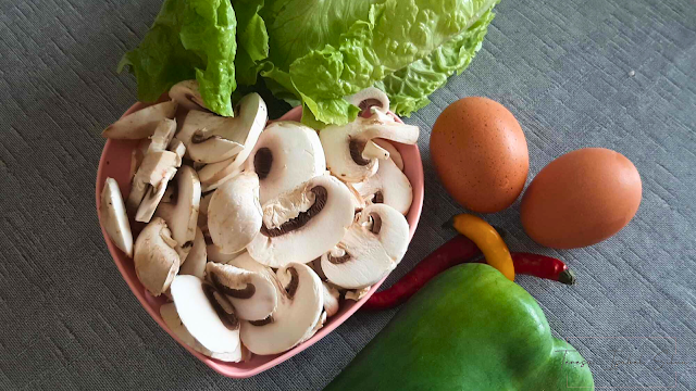 Fotografia de cogumelos, pimento, ovos e alface