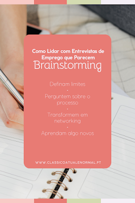 Dicas para Entrevistas de Emprego em Formato de Brainstorming Uma imagem promocional com um fundo desfocado de uma pessoa escrevendo num caderno com uma caneta. Sobreposto à imagem, há um painel rosa-avermelhado com texto branco que diz: "Como Lidar com Entrevistas de Emprego que Parecem Brainstorming". Abaixo, uma lista de pontos: "Definam limites", "Perguntem sobre o processo", "Transformem em networking", "Aprendam algo novos". No fundo do painel, há o endereço do site: "WWW.CLASSICOATUALENORMAL.PT". A parte superior e inferior da imagem têm tiras coloridas em tons de rosa, verde claro e branco.