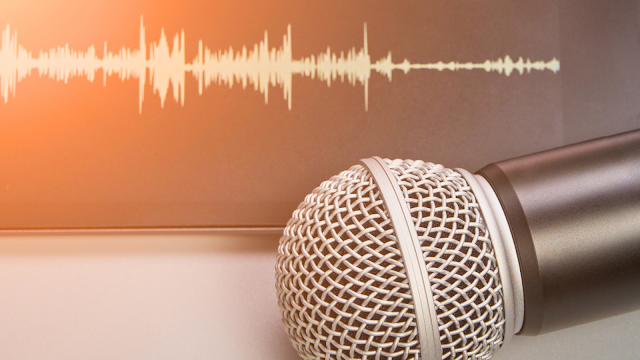 Microfone com ondas sonoras ao fundo, representando a importância da voz e comunicação no Dia Mundial da Voz.