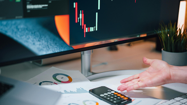 Pessoa a analisar gráficos financeiros e a calcular despesas no computador, simbolizando a organização do pagamento do IUC e as novas alterações nos prazos de 2026.