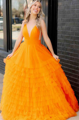 Vestido de gala laranja com saia volumosa em camadas, ideal para bailes e eventos formais, inspirado no glamour das princesas modernas