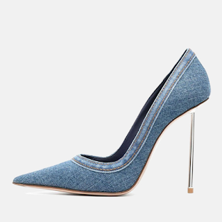 Stiletto de salto alto fino em tecido denim azul, com biqueira em ponta e design moderno, perfeito para combinar estilo casual e elegância. Stiletto em Denim: estilo casual com toque de glamour