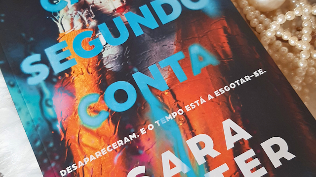Capa do livro Cada Segundo Conta, de Sara Foster, com o subtítulo “Desapareceram. E o tempo está a esgotar-se.”, em tons de azul e laranja.