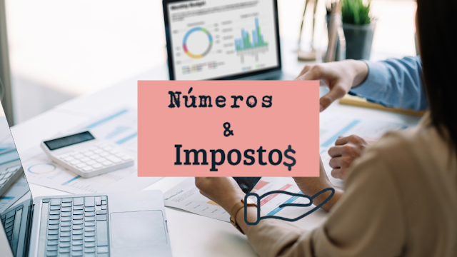 Secretária com computador portátil a mostrar gráficos, vários papéis espalhados e material de escritório, simbolizando organização financeira e gestão de recibos verdes.