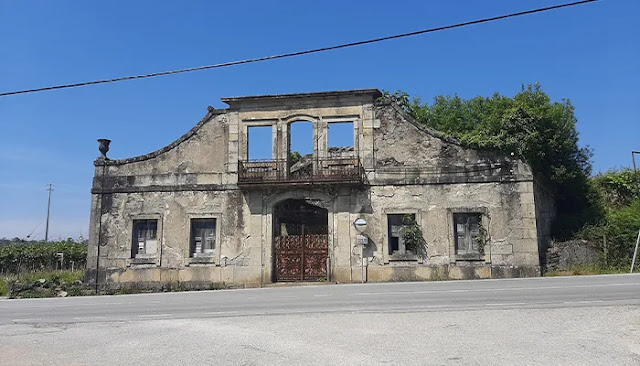 Fachada em ruínas da Casa do Diabo em Felgueiras, local assombrado envolto em lendas e mistério