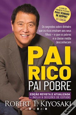 Capa do livro 'Pai Rico, Pai Pobre', de Robert Kiyosaki, em edição revista e atualizada. À esquerda, uma foto do autor sorrindo, vestindo um paletó marrom. O fundo é roxo com linhas radiantes. O título 'PAI RICO' aparece em letras grandes amarelas, e 'PAI POBRE' em letras brancas logo abaixo. No topo direito, um selo amarelo destaca que este é o livro de finanças pessoais mais vendido de sempre. Na parte inferior, o nome do autor e a marca da editora Vogais.