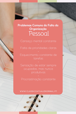 Infográfico: Problemas Comuns da Falta de Organização Pessoal Infográfico com fundo rosa suave sobreposto a uma imagem de alguém a escrever numa agenda. O texto principal diz: "Problemas Comuns da Falta da Organização Pessoal". Segue-se uma lista de pontos: Cansaço mental constante; Falta de prioridades claras; Esquecimento constante de tarefas; Sensação de estar sempre ocupadas, mas nunca produtivas; Procrastinação constante. Na base, encontra-se o site www.classicoatualenormal.pt.