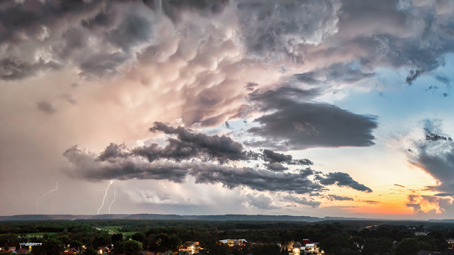 Paisagem com nuvens de tempestade e relâmpagos, representando fenómenos atmosféricos estudados pela meteorologia