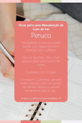 Infográfico: Dicas Essenciais para Manutenção de Perucas Infográfico com fundo rosa suave sobre uma imagem de alguém a escrever num caderno. O texto principal diz "Dicas para uma Manutenção de Luxo da tua Peruca" e inclui quatro pontos-chave: lavar com água morna e champô sem sulfatos, usar touca de cetim para dormir, ter cuidado com o calor e pentear das pontas para a raiz com pente de dentes largos.