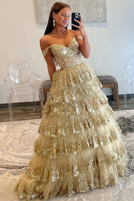 Vestido de gala dourado com corpete estruturado e saia em camadas brilhantes, perfeito para quem quer sentir-se uma verdadeira princesa