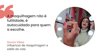 Citação Soraia Vilela: Maquilhagem como Autocuidado Gráfico digital com fundo branco contendo uma citação e uma fotografia. Do lado esquerdo, destacam-se aspas grandes em tom coral e o texto em preto: "A maquilhagem não é futilidade, é autocuidado para quem a escolhe." Abaixo, o nome "Soraia Vilela" em coral e a descrição "Influencer de maquilhagem e estilo de vida" em preto. Do lado direito, uma moldura circular mostra Soraia Vilela a aplicar máscara de pestanas em frente a um espelho de camarim com luzes redondas. Ela usa uma camisola de malha clara e tem os lábios pintados num tom bordô escuro. O ambiente ao fundo sugere uma loja de cosméticos com prateleiras coloridas.