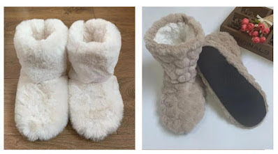 Par de botas de pelo macias em tons claros, ideais para usar em casa nos dias frios de inverno.