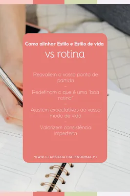 Infográfico vertical com fundo desfocado de uma mão a escrever num planeador de argolas. Sobreposto, um bloco retangular de cor coral contém o título 'Como alinhar Estilo e Estilo de vida vs rotina'. O texto apresenta quatro pontos principais: reavaliar o ponto de partida; redefinir o conceito de 'boa rotina'; ajustar expectativas ao modo de vida; e valorizar a consistência imperfeita. Na base da imagem, encontra-se o endereço do site www.classicoatualenormal.pt.