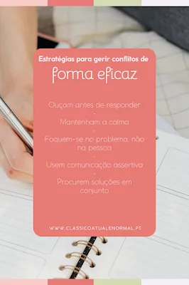 Infográfico com fundo em tons pastel que mostra uma mão a escrever num caderno de argolas. Sobreposta, encontra-se uma caixa retangular rosa-coral com cantos arredondados que contém o seguinte texto em branco: "Estratégias para gerir conflitos de forma eficaz. Ouçam antes de responder - Mantenham a calma - Foquem-se no problema, não na pessoa - Usem comunicação assertiva - Procurem soluções em conjunto". Na base da caixa, lê-se o endereço do website "WWW.CLASSICOATUALENORMAL.PT".