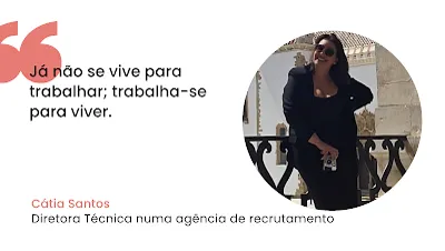 Gráfico com fundo branco contendo uma citação textual à esquerda e uma fotografia circular à direita. À esquerda, destaca-se um símbolo de aspas cor-de-rosa e o texto: "Já não se vive para trabalhar; trabalha-se para viver." Abaixo, lê-se o nome "Cátia Santos" em rosa e o cargo "Diretora Técnica numa agência de recrutamento" em preto. À direita, dentro de uma moldura circular, surge a fotografia de uma mulher sorridente com óculos de sol e fato preto, apoiada num corrimão de ferro decorado num espaço exterior.