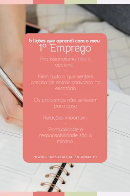 Infográfico vertical com fundo suave mostrando uma mão segurando uma caneta sobre um caderno de planejamento (planner). Sobre a imagem, há um quadro retangular de cor coral com bordas arredondadas contendo o texto: "5 lições que aprendi com o meu 1º Emprego". As lições listadas são: 1. Profissionalismo não é opcional; 2. Nem tudo o que sentem precisa de entrar convosco no escritório; 3. Os problemas não se levam para casa; 4. Relações importam; 5. Pontualidade e responsabilidade são o mínimo. Na base, consta o site www.classicoatualenormal.pt. O design é limpo, com paleta de cores em tons de rosa, bege e verde pastel.