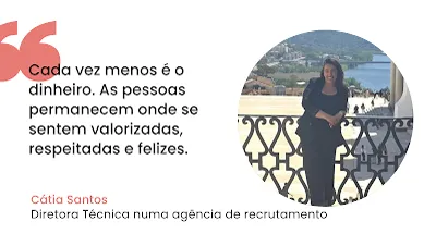 Imagem com fundo branco contendo uma citação textual e a fotografia de uma mulher num recorte circular. À esquerda, grandes aspas cor-de-rosa destacam o texto: "Cada vez menos é o dinheiro. As pessoas permanecem onde se sentem valorizadas, respeitadas e felizes." Abaixo do texto, lê-se o nome "Cátia Santos" em cor-de-rosa e o cargo "Diretora Técnica numa agência de recrutamento" em preto. À direita, dentro do círculo, a fotografia mostra Cátia Santos sorridente, vestida de preto, apoiada numa grade decorativa com uma paisagem urbana e um rio ao fundo.