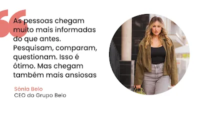 Imagem com fundo branco apresentando uma citação à esquerda e um retrato à direita. Do lado esquerdo, sob um grande símbolo de aspas cor-de-rosa, lê-se o texto em letras pretas: "As pessoas chegam muito mais informadas do que antes. Pesquisam, comparam, questionam. Isso é ótimo. Mas chegam também mais ansiosas". Logo abaixo, surge o nome "Sónia Belo" em cor-de-rosa e o cargo "CEO do Grupo Belo" em preto. Do lado direito, uma moldura circular mostra o retrato de uma mulher loira de três quartos, vestida com um casaco de camurça verde-oliva, blusa preta e calças de ganga cinzentas, segurando uma mala, num ambiente exterior desfocado.