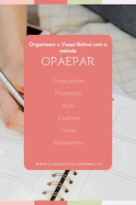 Cartaz digital com fundo em tons de coral e branco. Sobre a imagem de uma mão escrevendo em um planner, destaca-se um retângulo coral com o texto: 'Organizem a Vossa Rotina com o método OPAEPAR'. Abaixo, os pilares do método estão listados verticalmente: Organização, Priorização, Ação, Equilíbrio, Pausa e Relaxamento. Na base, consta o endereço do site www.classicoatualenormal.pt.